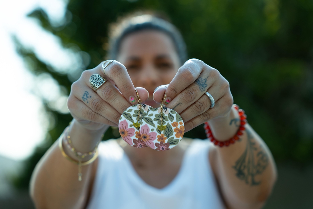 Femme travaillant sous sa lampe d'atelier de boucles d'oreilles