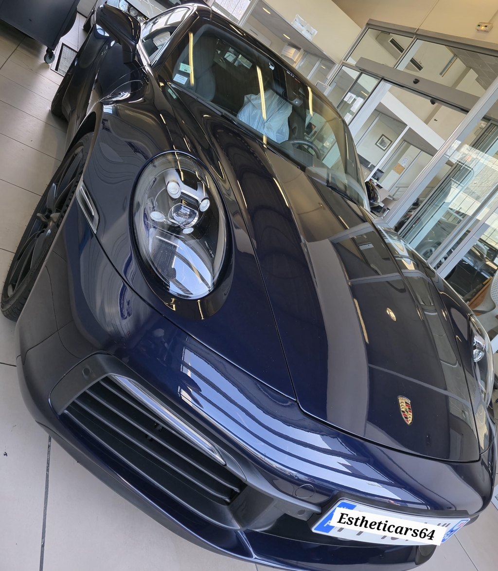 Porsche Carrera 4S bleu foncé showroom 




