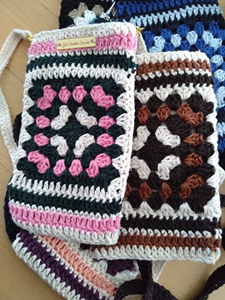 Pochette téléphones et livre