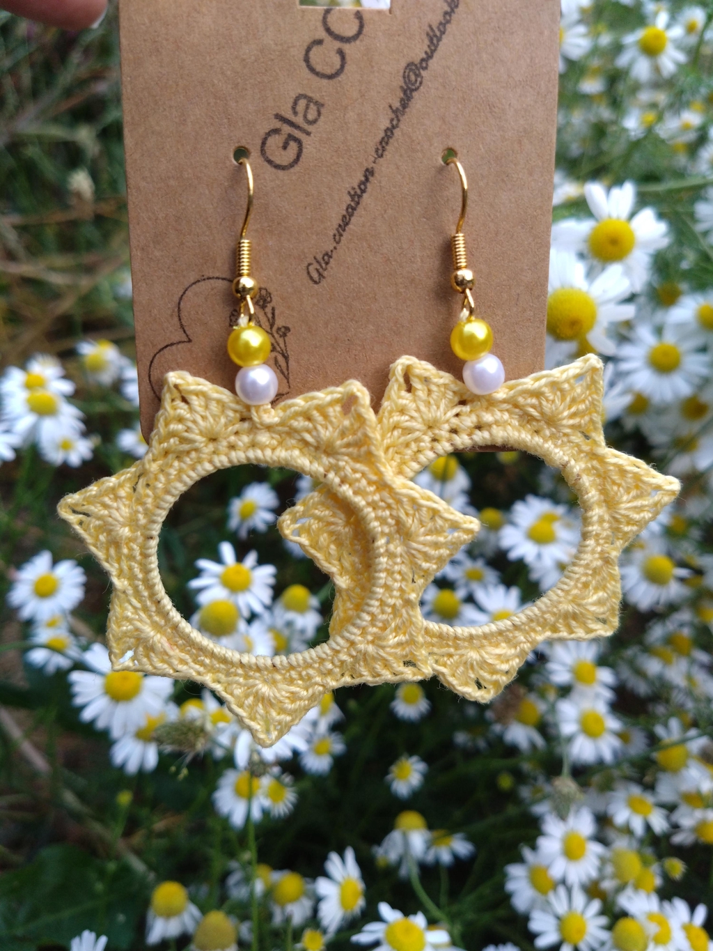 Jolies boucles faites à la main et au crochet avec du fil coton, un grand choix de couleurs