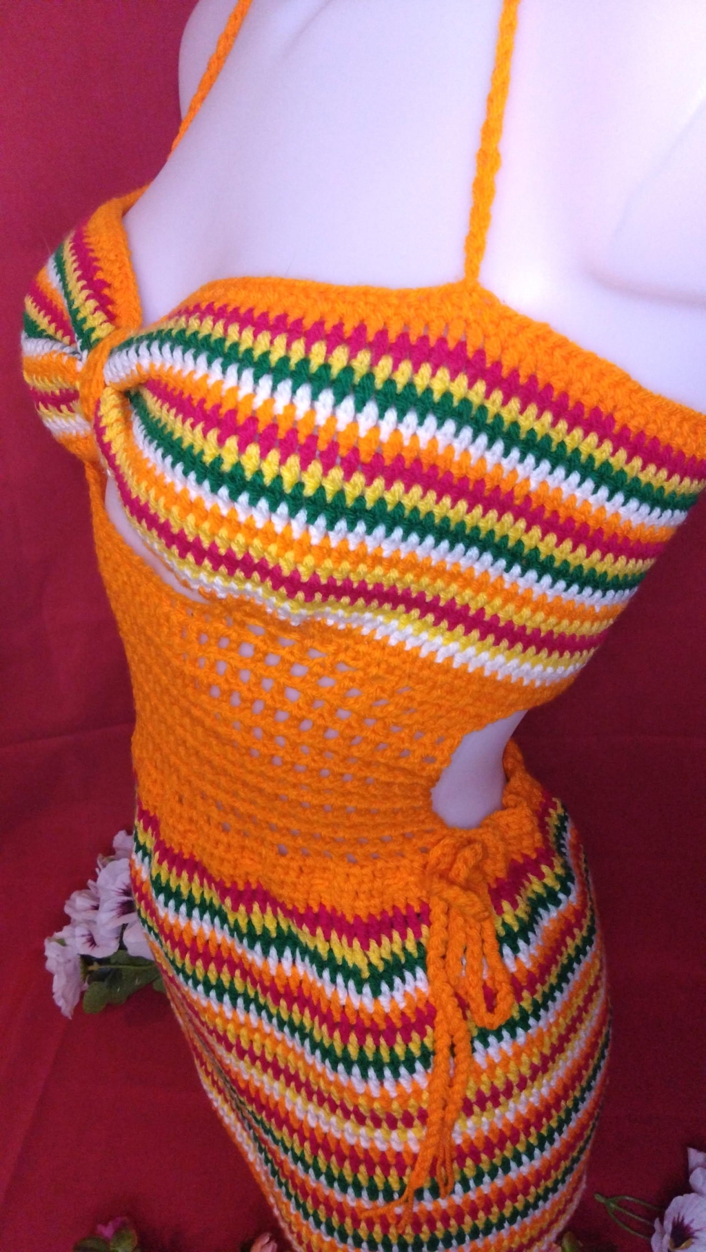 Nombreux vêtements réalisés au crochet, pulls, robes