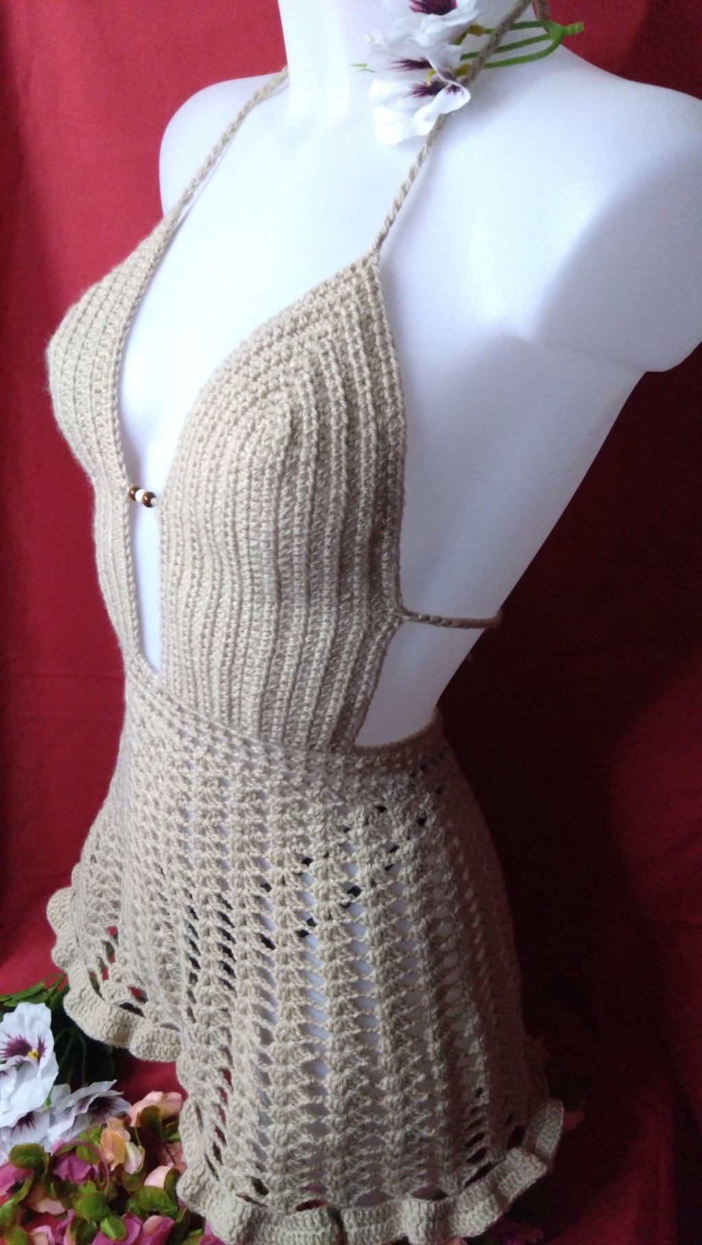 Nombreux vêtements réalisés au crochet, pulls, robes