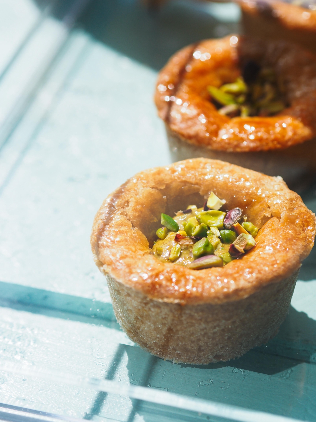 Gâteau basque individuel pistache-fleur d'oranger présenté par Bergamote &
Biskot
