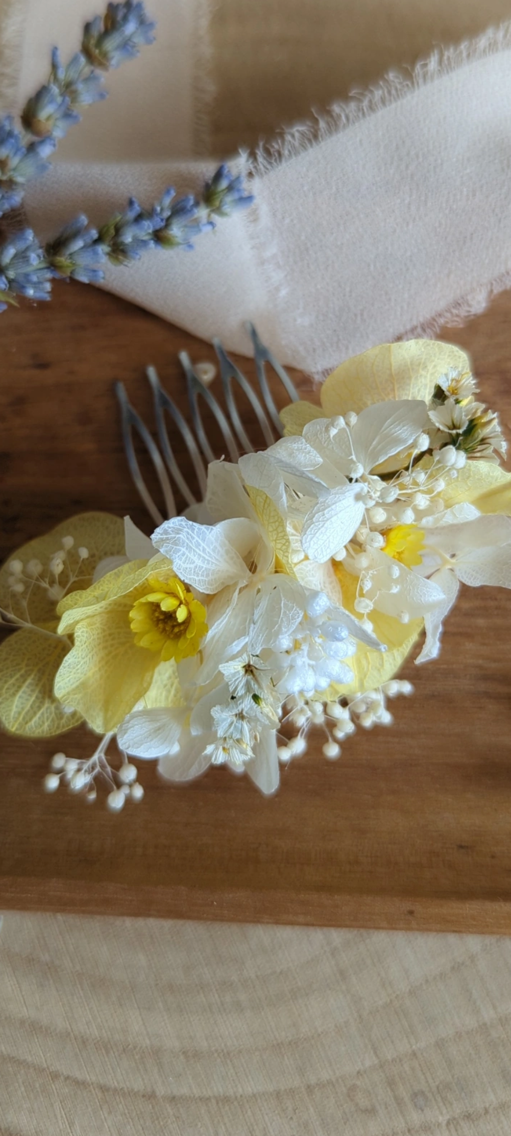 Bijoux et accessoires faits main en fleurs séchées pour sublimer votre mariage. Livraison rapide. Fabrication artisanale dans la Loire.