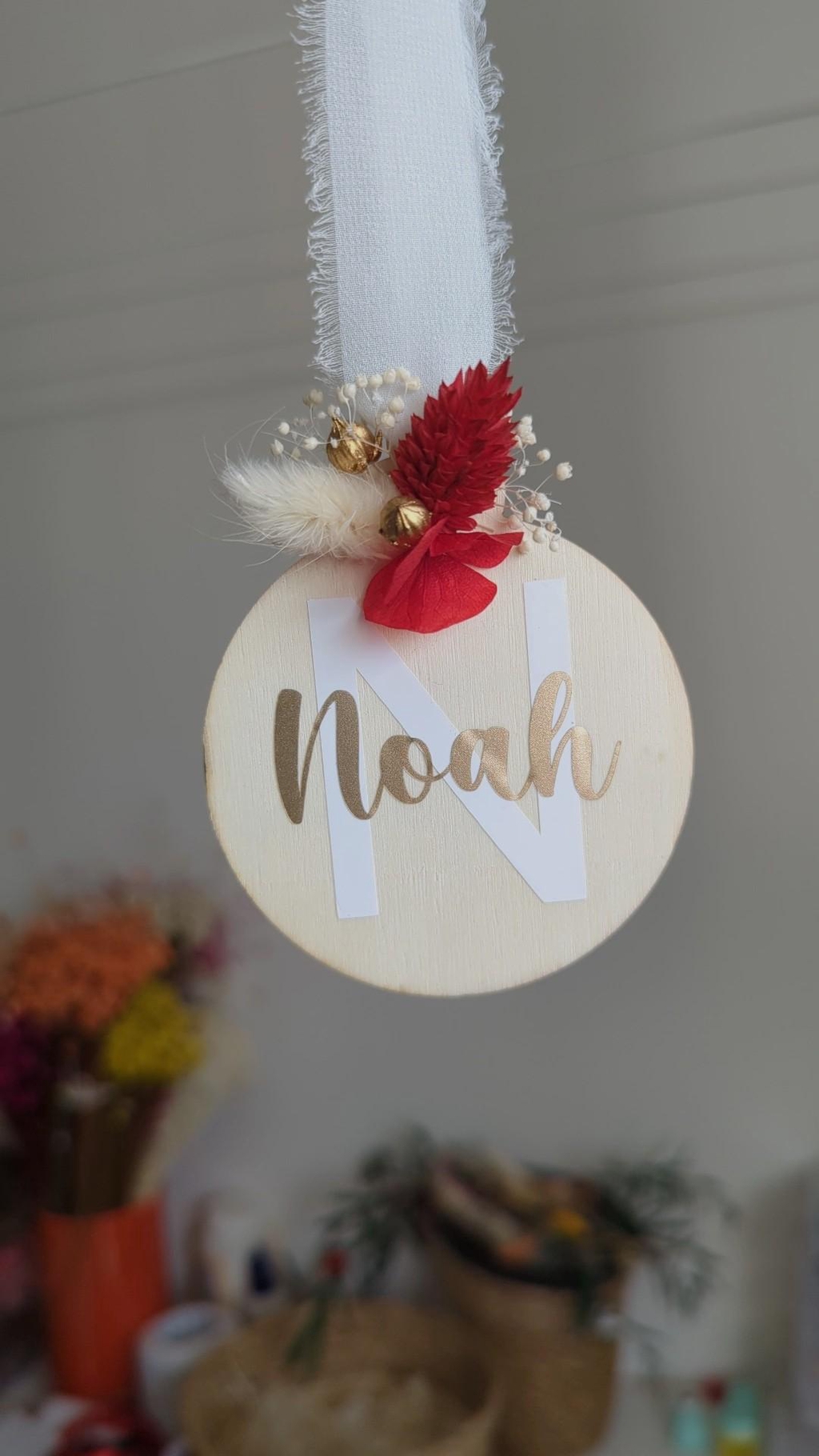 Boule de Noël en verre transparent, éclatante et raffinée, suspendue dans un sapin décoré

Ornement de Noël en verre soufflé, brillant et scintillant sous les lumières

Décoration de sapin élégante en verre, reflet féerique des fêtes de fin d’année