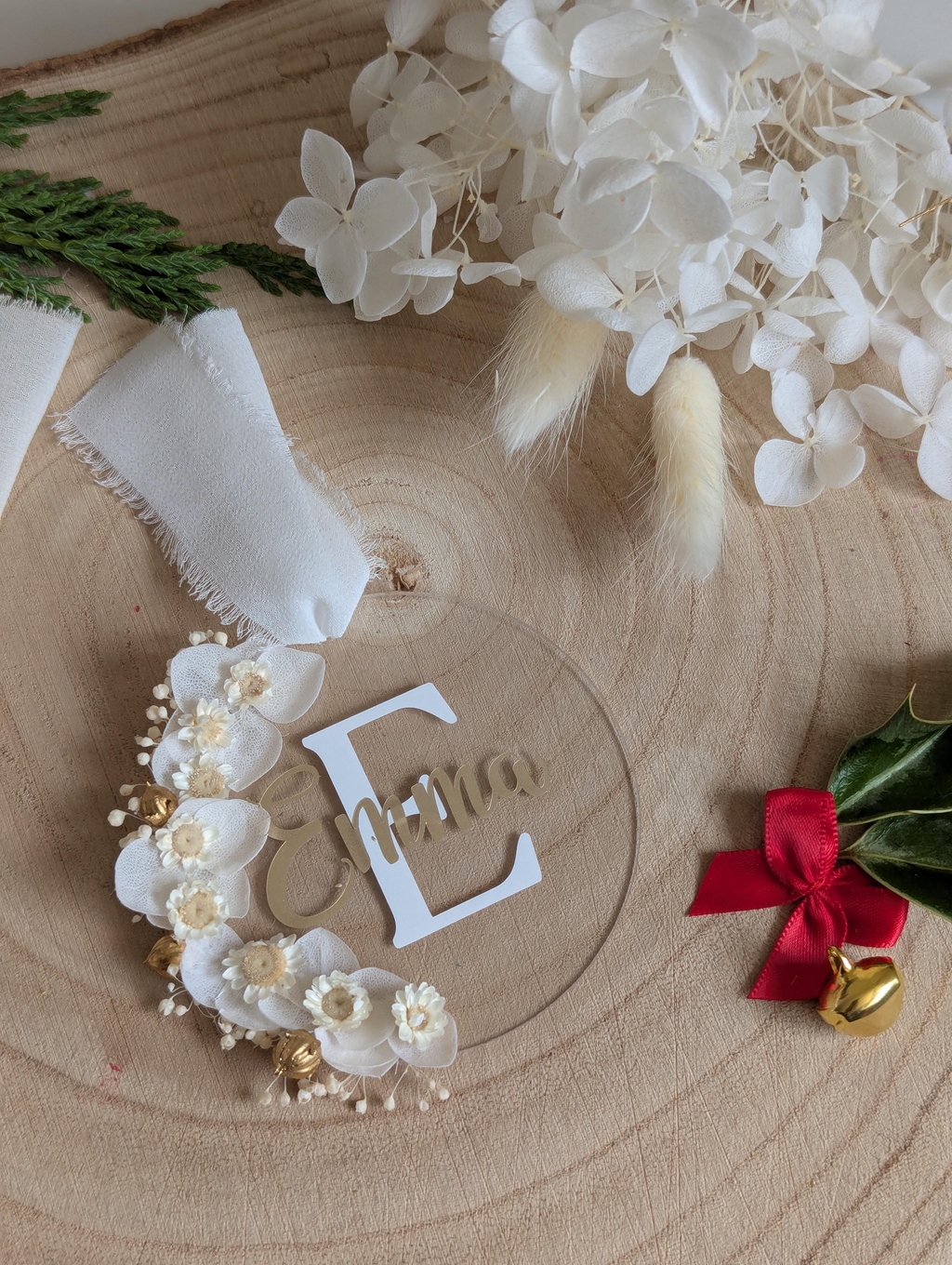 Boule de Noël en verre transparent, éclatante et raffinée, suspendue dans un sapin décoré

Ornement de Noël en verre soufflé, brillant et scintillant sous les lumières

Décoration de sapin élégante en verre, reflet féerique des fêtes de fin d’année