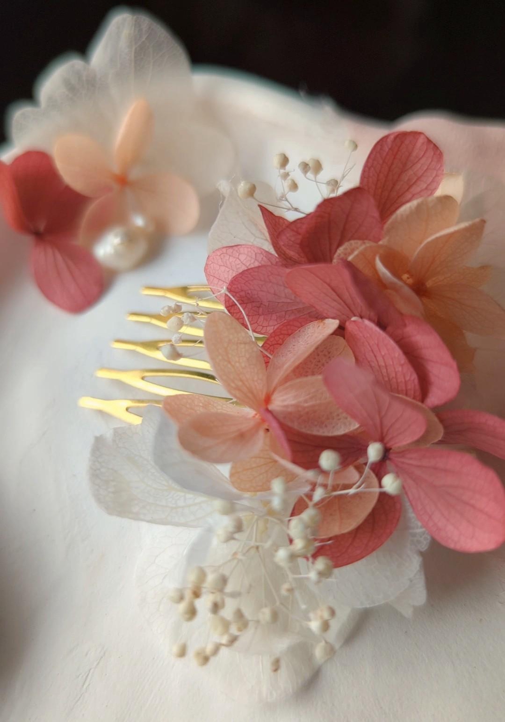 La collection Aurora célèbre la douceur et la poésie des mariages pastel. Entre pêche délicat et rose poudré, chaque accessoire fleuri apporte une touche romantique et lumineuse à votre tenue. Idéal pour la mariée, ses demoiselles d’honneur ou ses invitées, Aurora incarne l’élégance subtile et la fraîcheur des beaux jours.