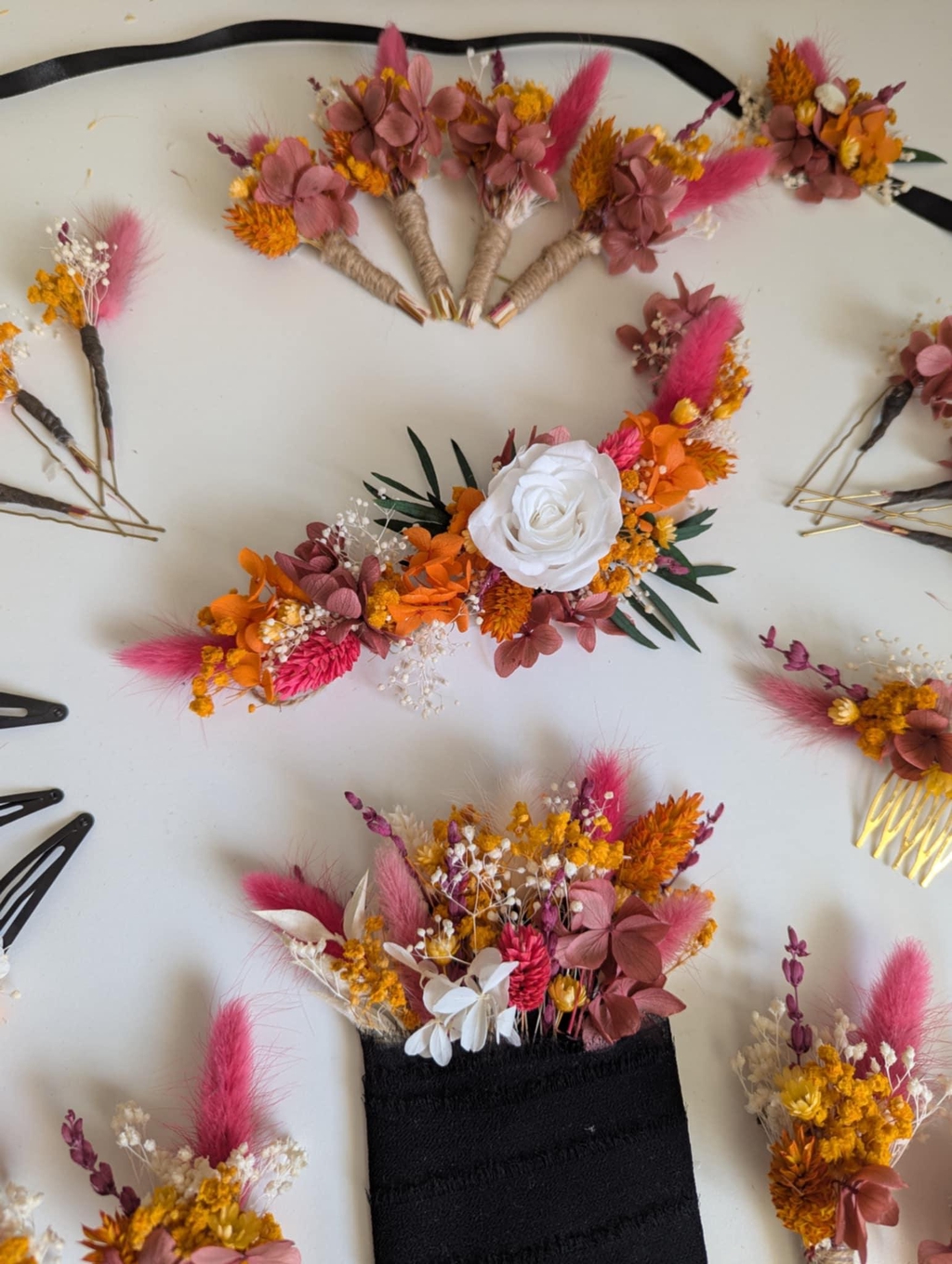 Bijoux et accessoires faits main en fleurs séchées pour sublimer votre mariage. Livraison rapide. Fabrication artisanale dans la Loire.