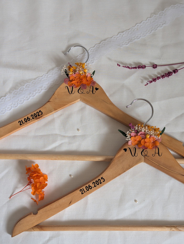 Accessoires de mariage ornés de fleurs séchées et stabilisées. Pour les mariées bohèmes et champêtres, pour les demoiselles d'honneur et témoin, et invités proches