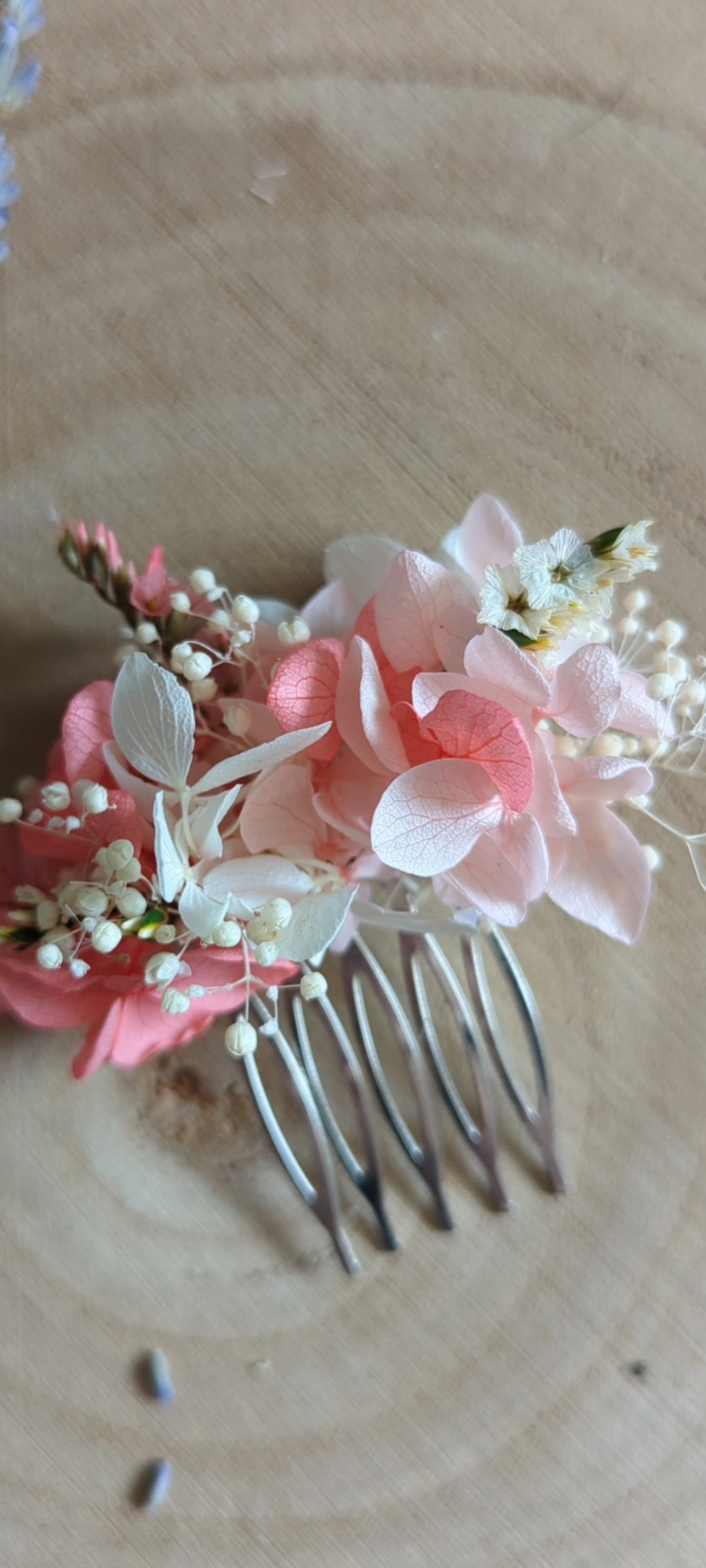 Bijoux et accessoires faits main en fleurs séchées pour sublimer votre mariage. Livraison rapide. Fabrication artisanale dans la Loire.