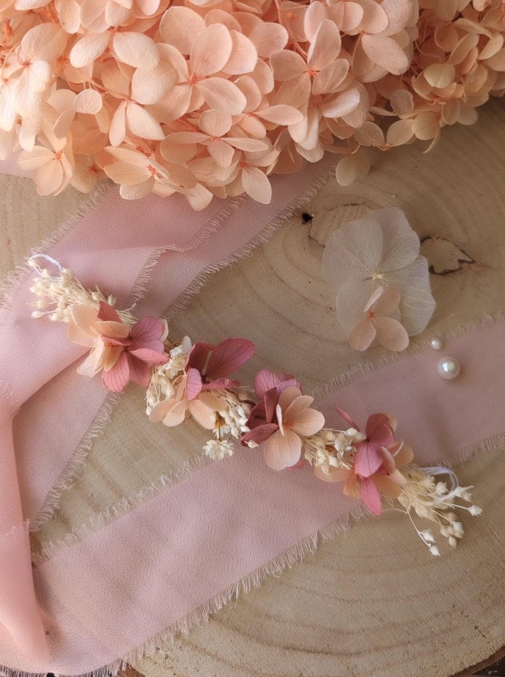 La collection Aurora célèbre la douceur et la poésie des mariages pastel. Entre pêche délicat et rose poudré, chaque accessoire fleuri apporte une touche romantique et lumineuse à votre tenue. Idéal pour la mariée, ses demoiselles d’honneur ou ses invitées, Aurora incarne l’élégance subtile et la fraîcheur des beaux jours.