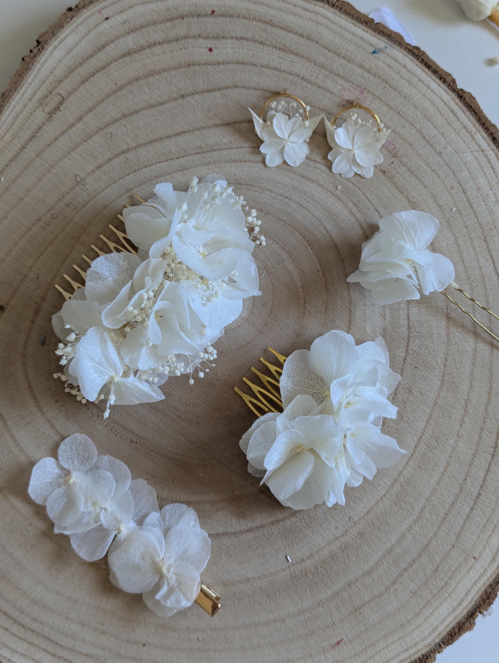 Bijoux et accessoires faits main en fleurs séchées pour sublimer votre mariage. Livraison rapide. Fabrication artisanale dans la Loire.