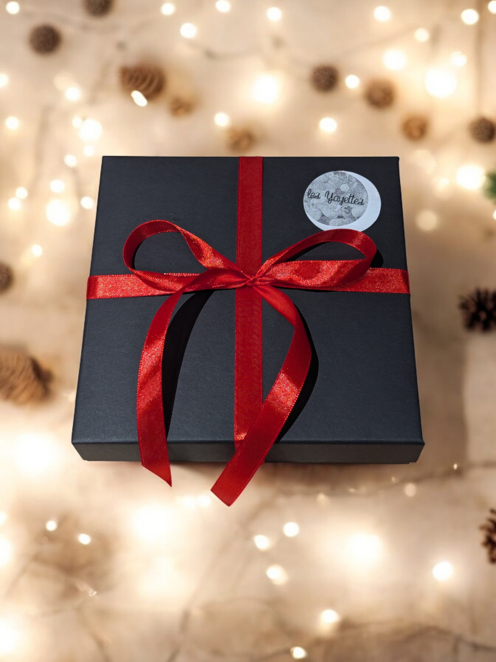 Boule de Noël en verre transparent, éclatante et raffinée, suspendue dans un sapin décoré

Ornement de Noël en verre soufflé, brillant et scintillant sous les lumières

Décoration de sapin élégante en verre, reflet féerique des fêtes de fin d’année