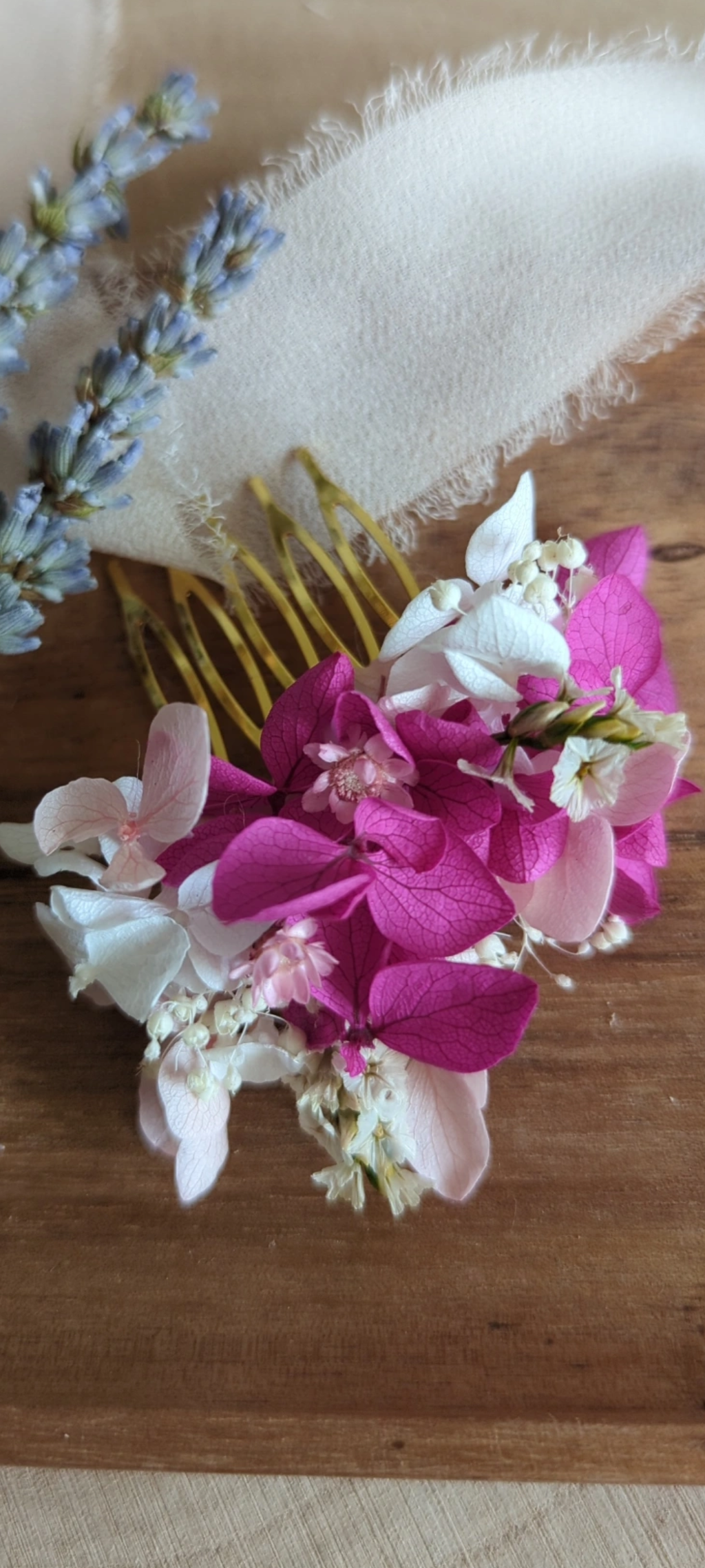 Bijoux et accessoires faits main en fleurs séchées pour sublimer votre mariage. Livraison rapide. Fabrication artisanale dans la Loire.