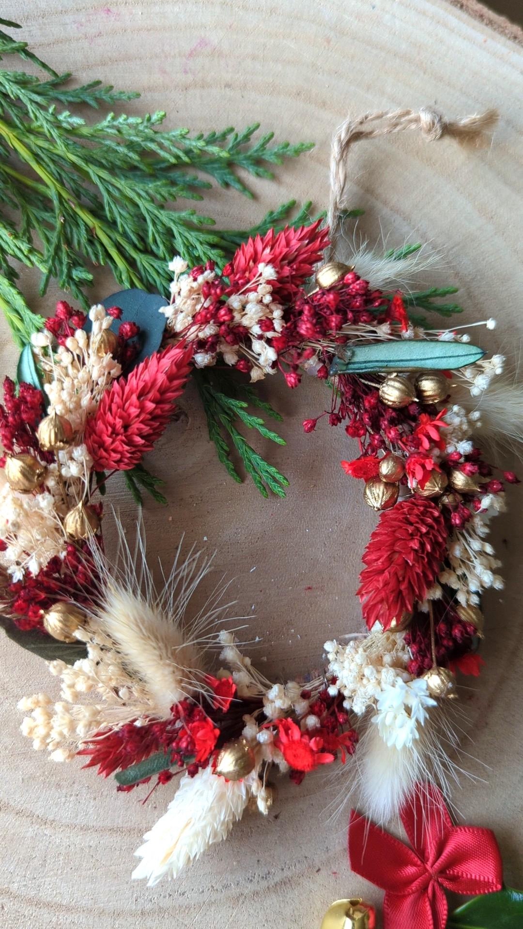 Couronne de Noël miniature en décor naturel accrochée au sapin

Petite couronne de Noël festive suspendue aux branches du sapin

Couronne de Noël artisanale ornée de feuillage et décorations hivernales

Ornement en forme de couronne de Noël pour décorer le sapin

Couronne de Noël traditionnelle suspendue en décoration de sapin

Décoration de Noël en forme de couronne, élégante et scintillante dans le sapin