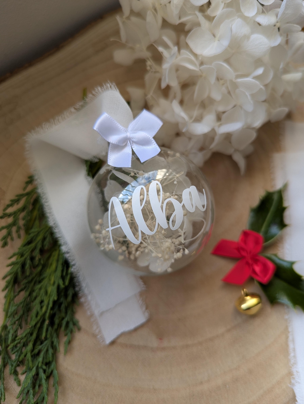 Boule de Noël en verre transparent, éclatante et raffinée, suspendue dans un sapin décoré

Ornement de Noël en verre soufflé, brillant et scintillant sous les lumières

Décoration de sapin élégante en verre, reflet féerique des fêtes de fin d’année
