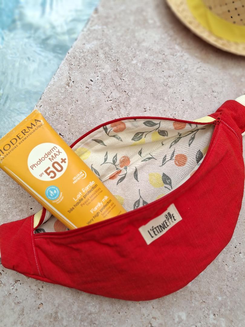 Sac banane XL en tissu recyclé L’étincelle créative. Spacieux, léger et pratique, il accueille facilement tes essentiels du quotidien. Fermeture zippée et porté bandoulière pour t’accompagner partout.