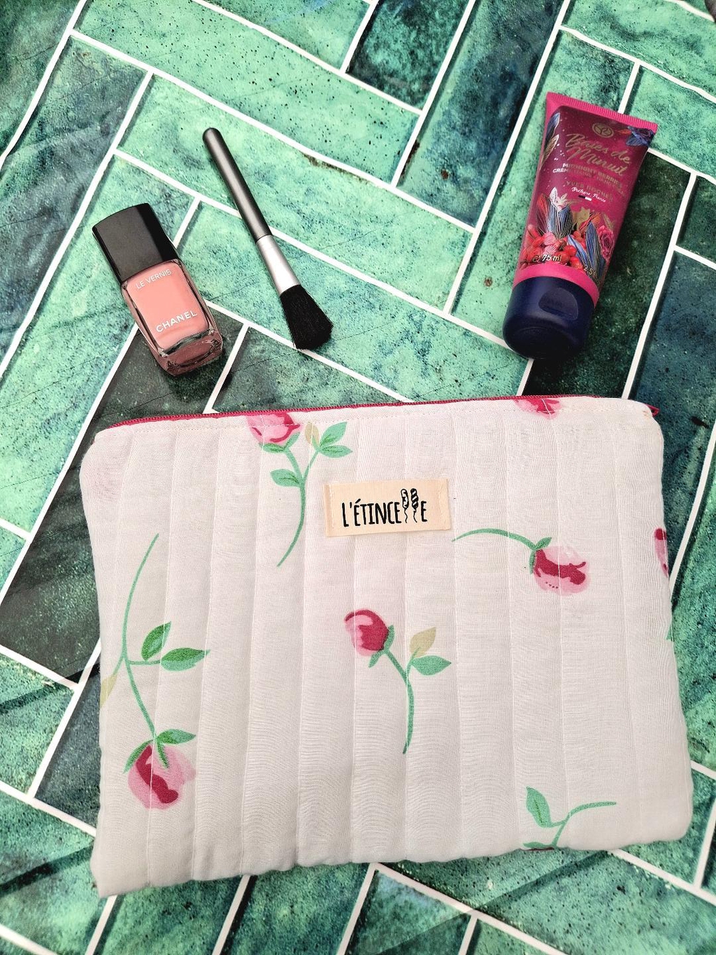 Trousse molletonnée en tissu recyclé L’étincelle créative. Pratique, légère et douce, elle accueille facilement maquillage, accessoires ou essentiels du quotidien. Fermeture zippée et confection artisanale.