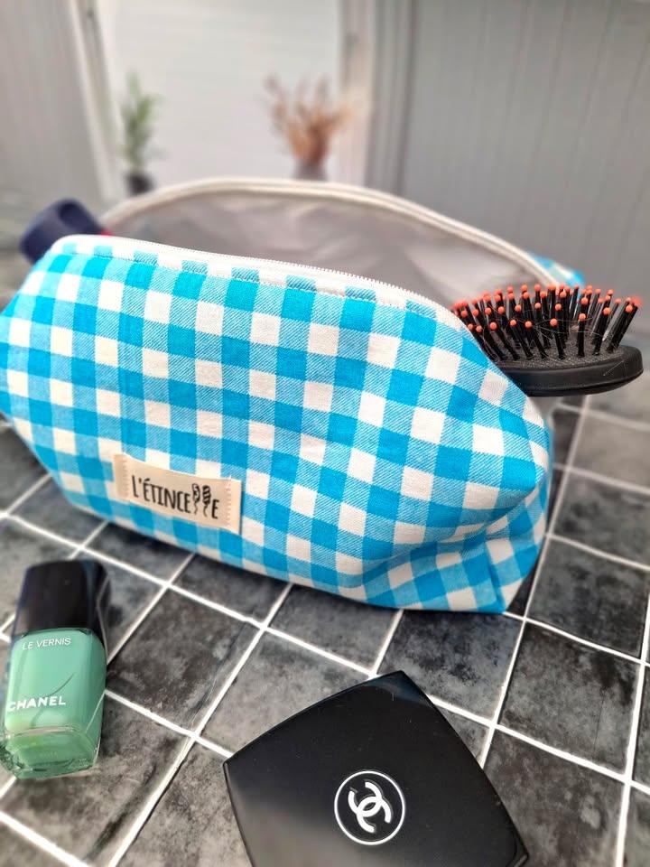 Trousse rectangulaire en tissu recyclé L’étincelle créative. Pratique et spacieuse, elle offre un joli volume pour ranger maquillage, accessoires ou essentiels du quotidien. Fermeture zippée et confection artisanale.