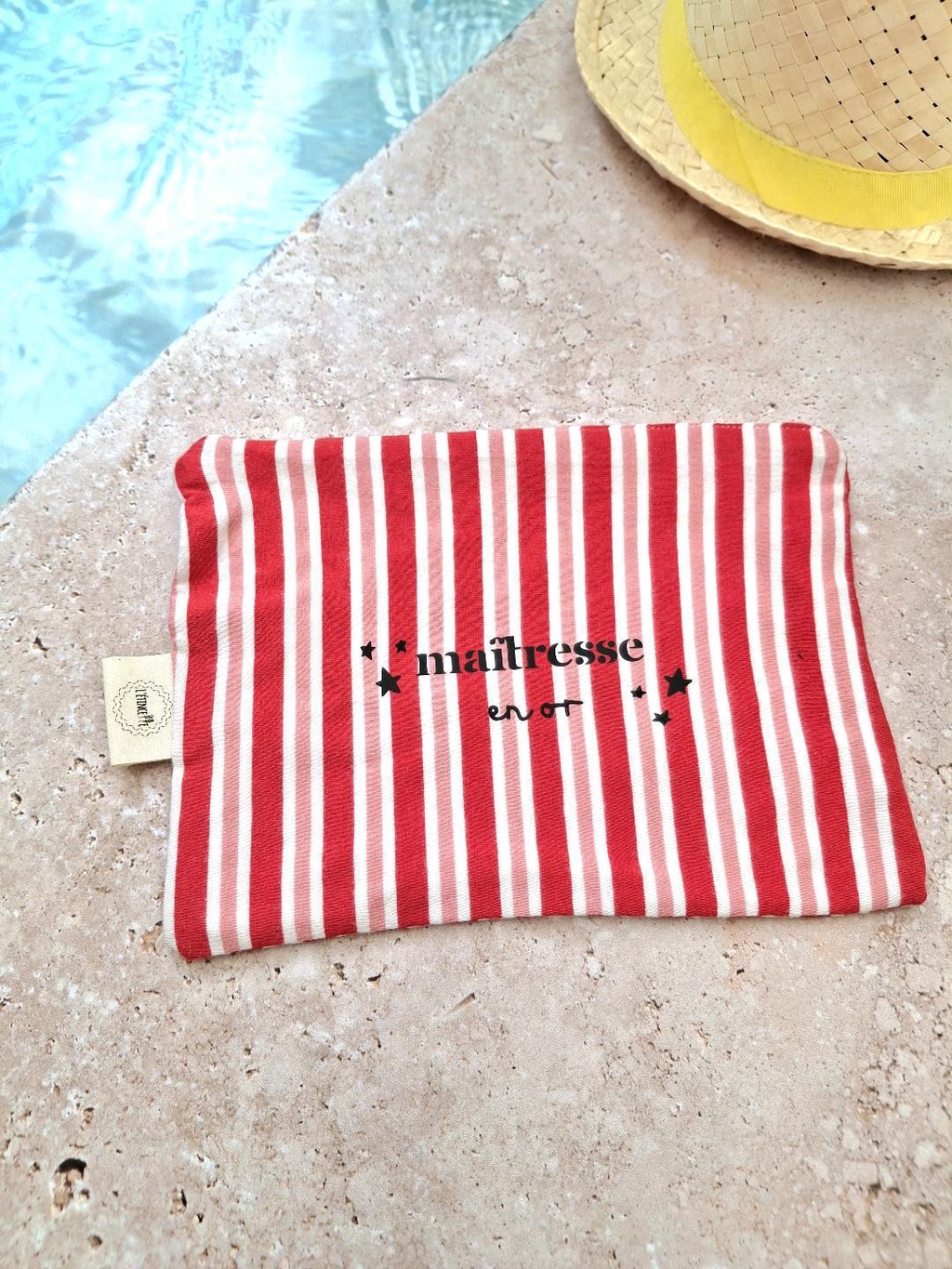 Trousse doublée maîtresse ou nounou en tissu recyclé. Un cadeau de fin d'année original, pratique et confectionné artisanalement pour remercier celles qui ont accompagné ton enfant.