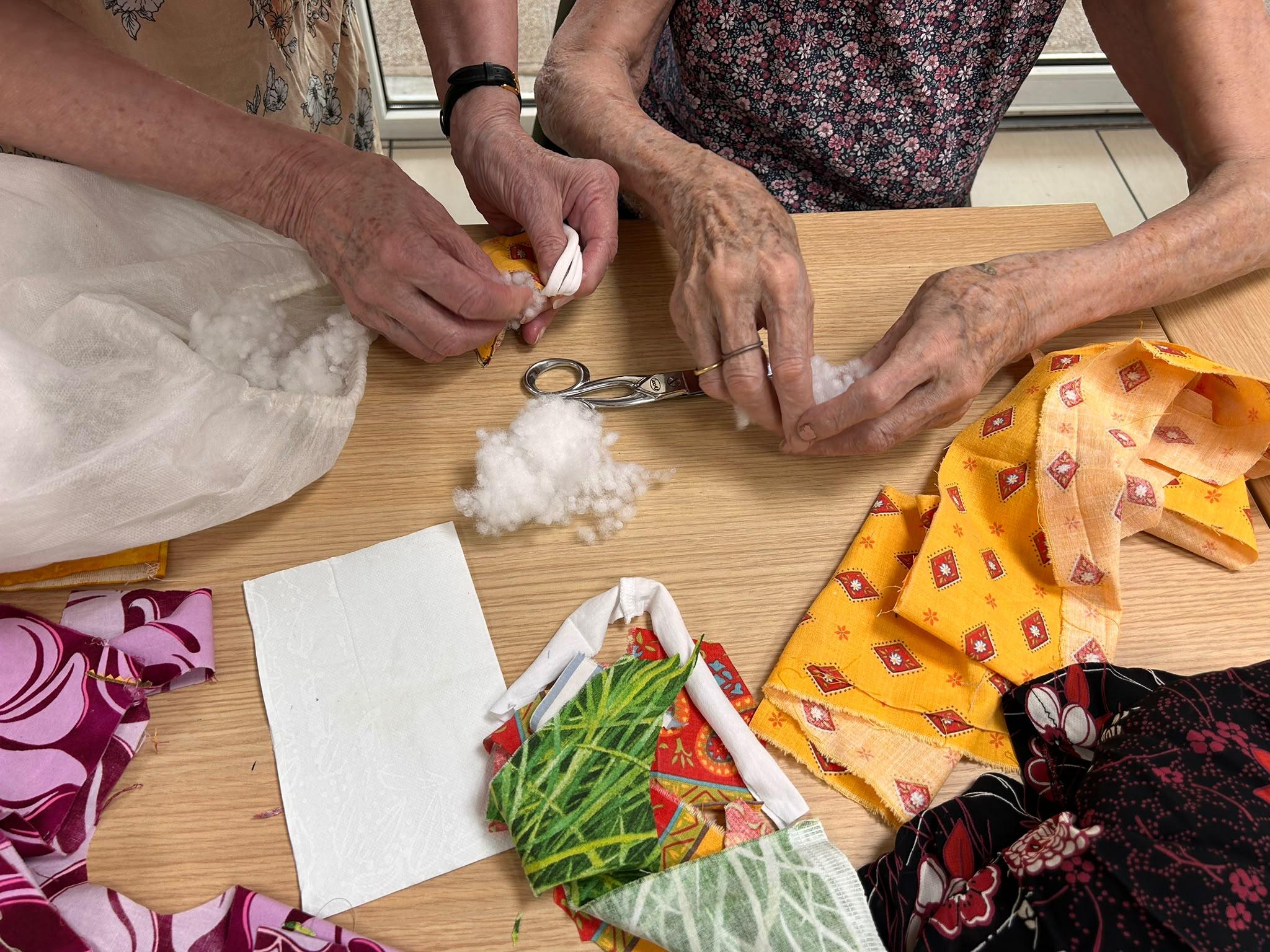 Ateliers de couture créative en EHPAD et établissements – Ardèche et Drôme
