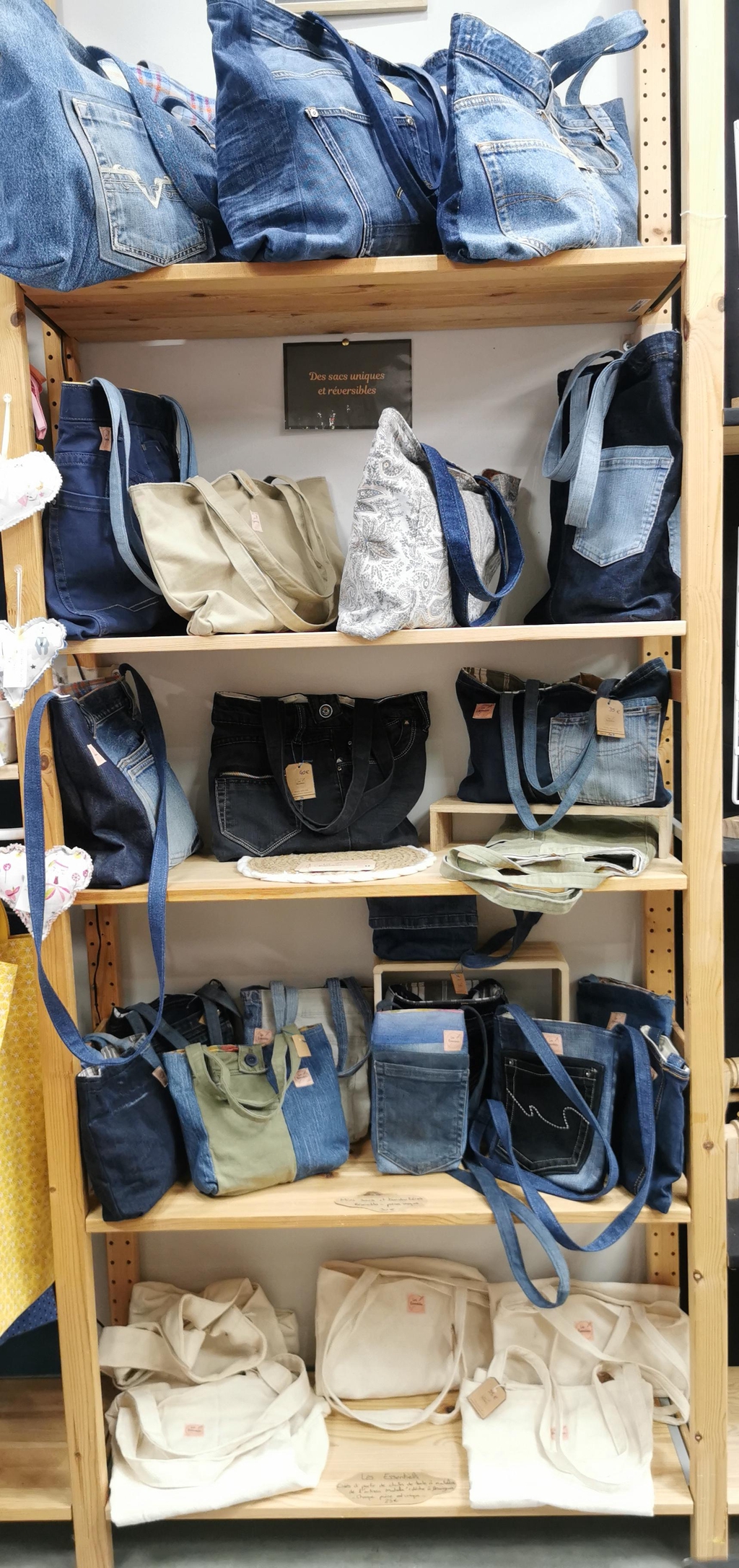 Boutique de créateurs Espace Créateurs CréaRomans Romans sur Isère - Sacs en jeans surcyclés faits main en Ardèche