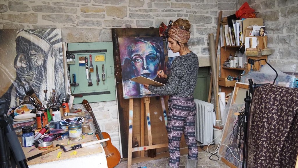 Bellule Art peintre dans son atelier