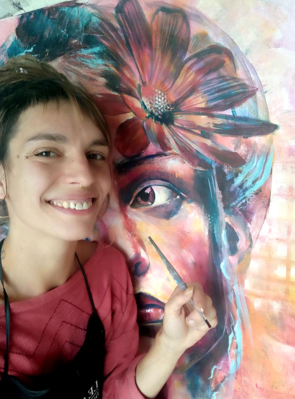 L'artiste peintre Bellule devant un de ses tableaux