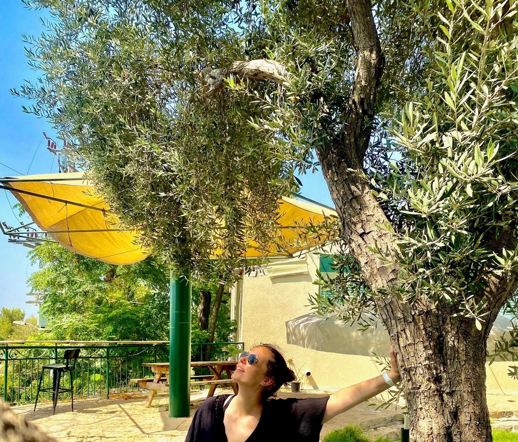 Bienvenue chez Lily Beit ! Je m'appelle Émilie, et mon histoire avec la Palestine a commencé par une belle rencontre, celle avec mon mari, né à Jérusalem, au cœur de cette terre empreinte de traditions. Grâce à lui et à ma belle-famille, qui vit encore là-bas, j'ai découvert un univers fascinant, riche en culture, en art et en savoir-faire ancestral. C’est de cet amour pour la Palestine et son artisanat authentique qu’est née l’idée de créer cette boutique en ligne, pour vous faire partager ces trésors uniques.
Chez Lily Beit, nous mettons à l'honneur l'artisanat authentique de Palestine, avec une sélection unique de produits issus des villes historiques d'Hébron (El Khaleel), Bethléem et Jérusalem. Vous y trouverez des pièces d'exception comme la broderie traditionnelle palestinienne, inscrite au patrimoine de l'UNESCO, des keffiehs emblématiques, ainsi que des œuvres en céramique et en verre soufflé, réalisées avec soin par des artisans locaux.

Nous sommes fiers de soutenir un commerce éthique et solidaire, en collaborant directement avec les artisans palestiniens pour vous proposer des créations authentiques qui apportent élégance et caractère à votre intérieur. Chaque produit que vous découvrez chez nous est un témoignage de l'héritage culturel et artistique de la Palestine 🇵🇸.

Explorez notre boutique et rejoignez-moi dans cette aventure de partage et d'appréciation de l'art traditionnel. N'hésitez pas à me contacter pour toute question. Merci de faire partie de cette belle aventure avec Lily Beit !

Émilie
