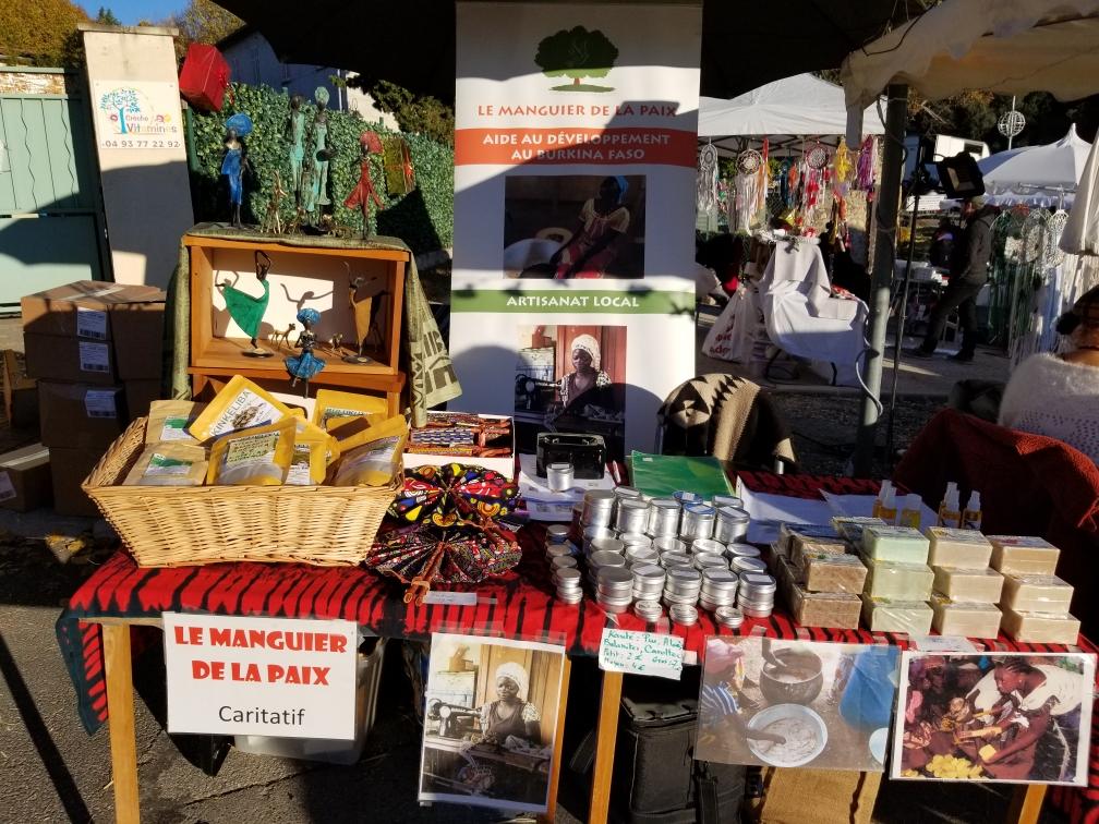 Tisanes, 
Compléments aliemnatires en poudres,
Noix de cajou,
Miel,...