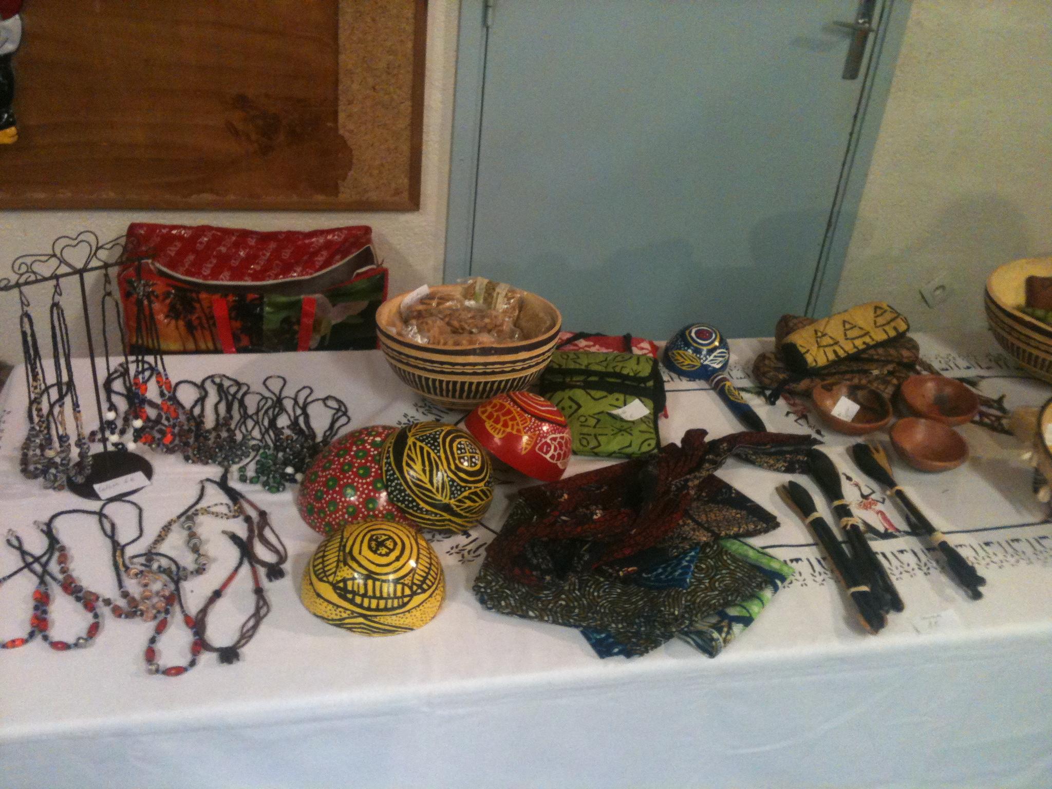 Statuettes en bronze,
Colliers,
Sacs,...