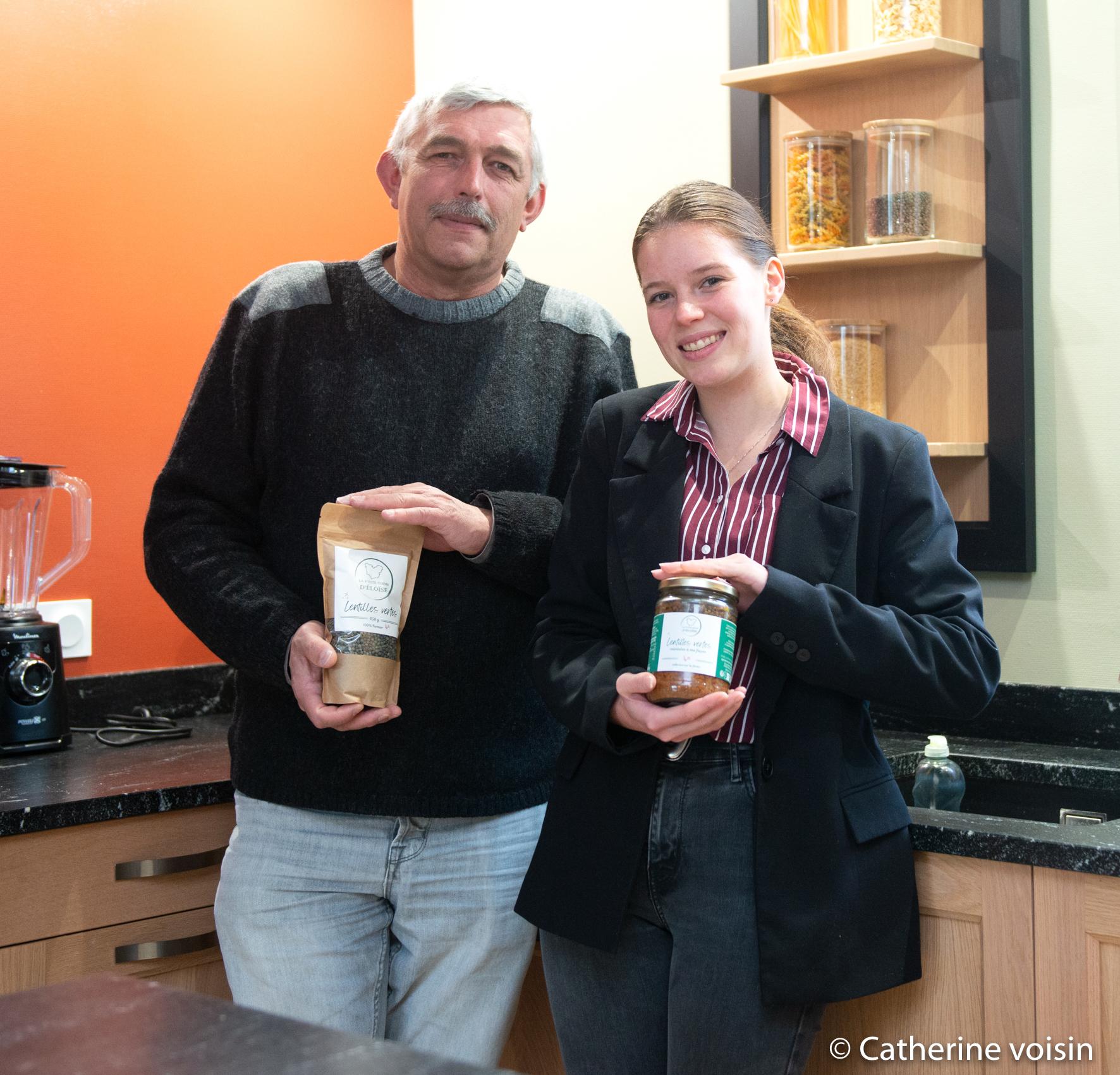 Eloïse et son père à la ferme, avec un sachet de légumineuses et un pot de houmous