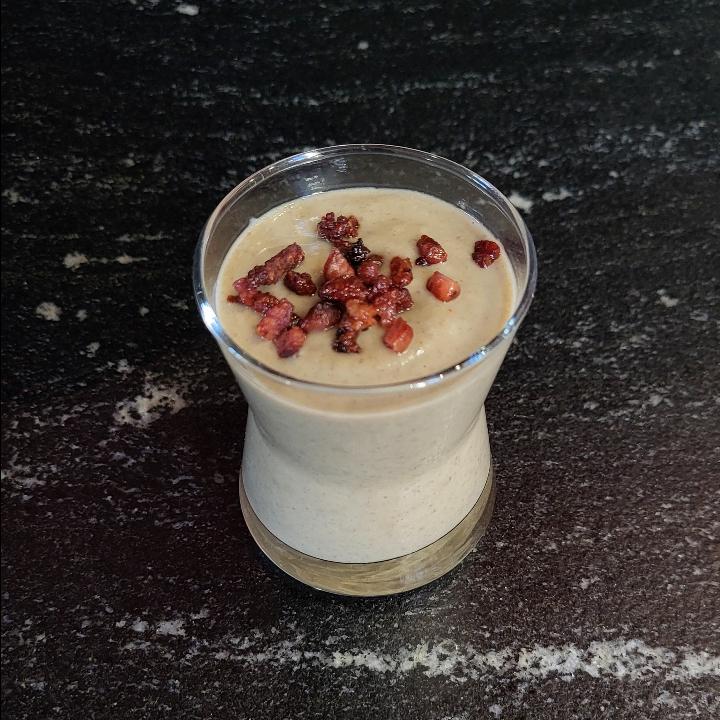Velouté de lentilles vertes aux lardons, servi en verrine