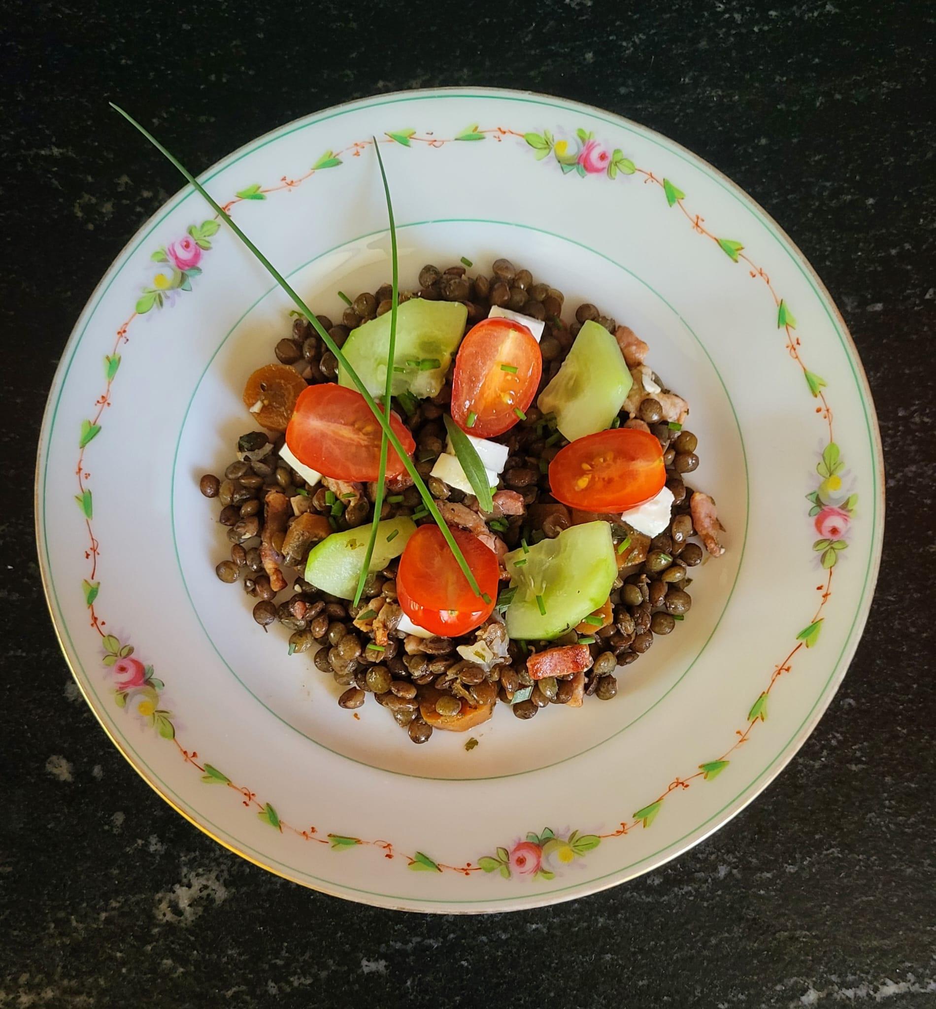 Salade de lentilles vertes avec tomates cerises, concombre, feta et ciboulette