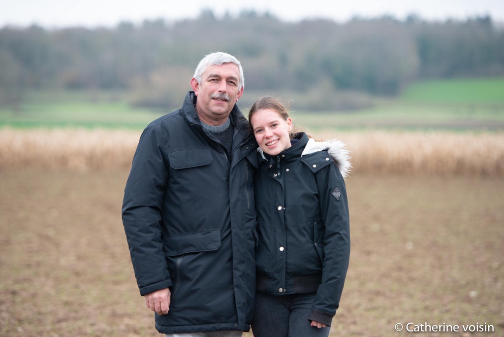 Eloïse et son père dans un champ, La P’tite Ferme d’Eloïse