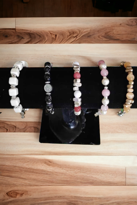 Creazioni bracciali e collane uomo e donna artigianali
Con elastico oppure acciaio filo e gancio 