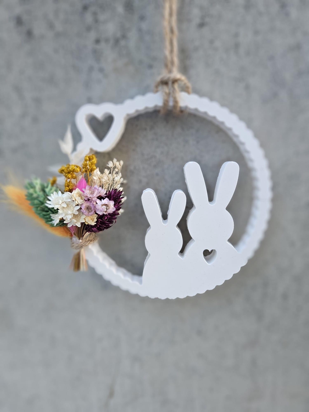 Blumenkranz in wunderschönen Frühlingsfarben.