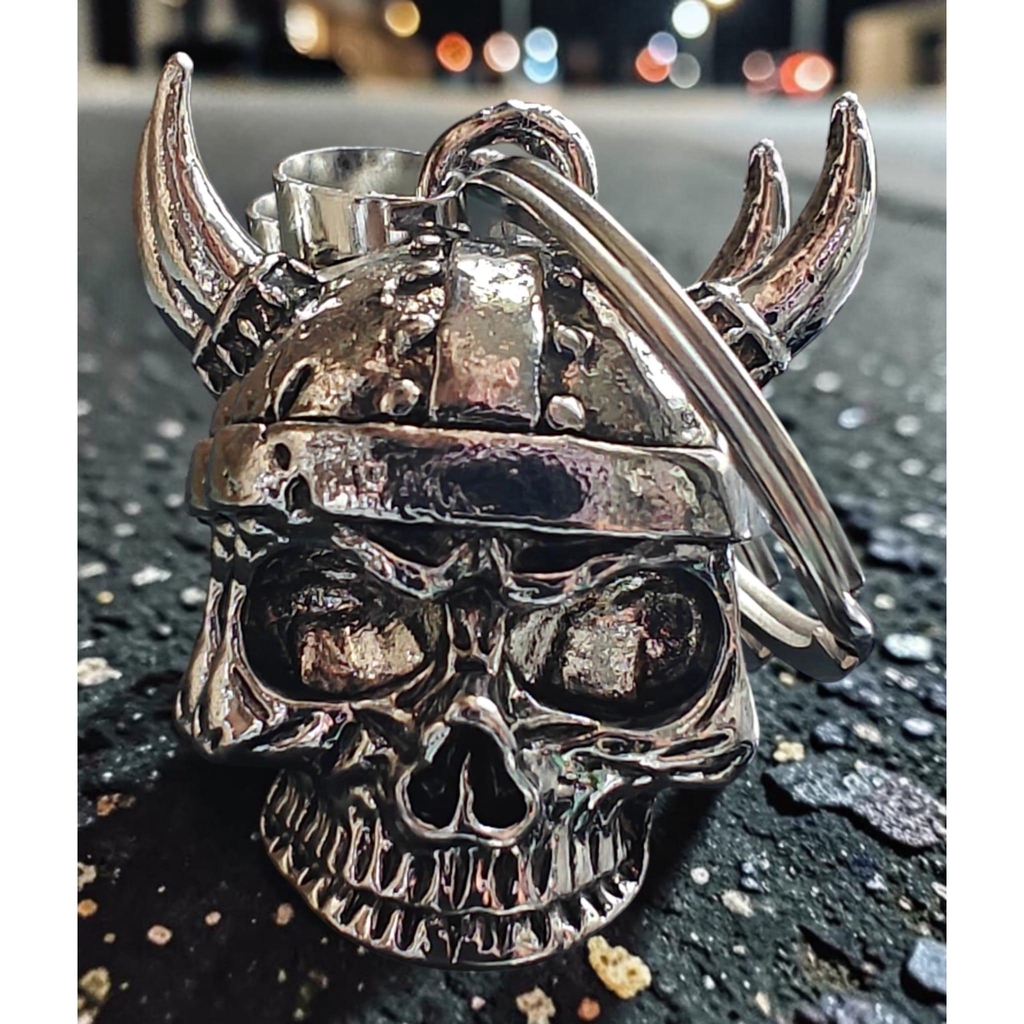 Gremlin Bell eli pirunkello on motoristin vanha suojakello. Tarinan mukaan se vangitsee tien gremlinit ja kilinä paiskaa pirulaiset takaisin asfaltille ennen kuin ne ehtivät aiheuttaa huonoa tuuria tai teknistä perkelettä.
Hellulandiassa Gremlin Bellejä metsästetään ympäri maailmaa, tilataan pieninä erinä ja teetetään omiakin. Valikoima vaihtuu jatkuvasti, eikä kaikki kellot koskaan edes päädy verkkokauppaan.
Ja muistakaa se tärkein:
Gremlin Belliä ei osteta itelle. Se annetaan lahjaksi ihmiselle, jonka haluut takaisin kotiin.
HELLULANDIA.FI
Tien piruille ei anneta vapaakyytiä