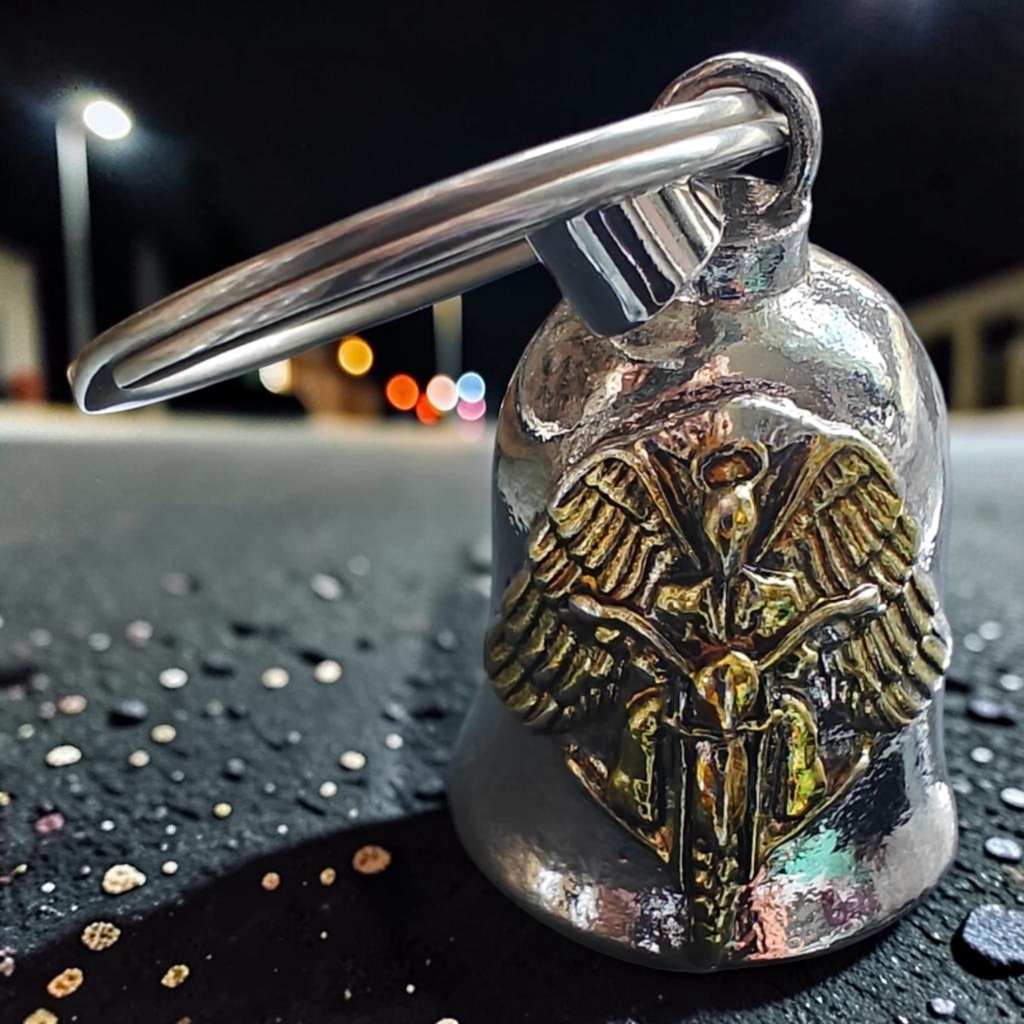 Gremlin Bell eli pirunkello on motoristin vanha suojakello. Tarinan mukaan se vangitsee tien gremlinit ja kilinä paiskaa pirulaiset takaisin asfaltille ennen kuin ne ehtivät aiheuttaa huonoa tuuria tai teknistä perkelettä.
Hellulandiassa Gremlin Bellejä metsästetään ympäri maailmaa, tilataan pieninä erinä ja teetetään omiakin. Valikoima vaihtuu jatkuvasti, eikä kaikki kellot koskaan edes päädy verkkokauppaan.
Ja muistakaa se tärkein:
Gremlin Belliä ei osteta itelle. Se annetaan lahjaksi ihmiselle, jonka haluut takaisin kotiin.
HELLULANDIA.FI
Tien piruille ei anneta vapaakyytiä