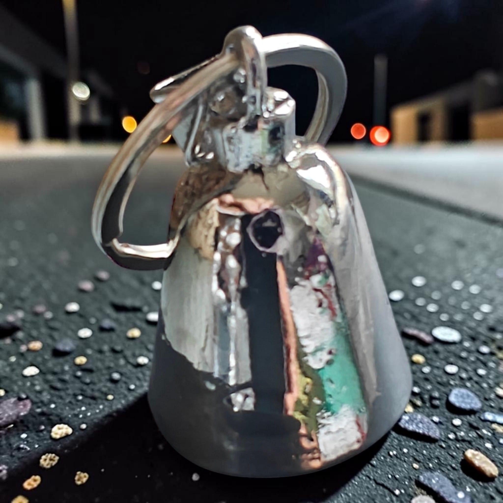 Gremlin Bell eli pirunkello on motoristin vanha suojakello. Tarinan mukaan se vangitsee tien gremlinit ja kilinä paiskaa pirulaiset takaisin asfaltille ennen kuin ne ehtivät aiheuttaa huonoa tuuria tai teknistä perkelettä.
Hellulandiassa Gremlin Bellejä metsästetään ympäri maailmaa, tilataan pieninä erinä ja teetetään omiakin. Valikoima vaihtuu jatkuvasti, eikä kaikki kellot koskaan edes päädy verkkokauppaan.
Ja muistakaa se tärkein:
Gremlin Belliä ei osteta itelle. Se annetaan lahjaksi ihmiselle, jonka haluut takaisin kotiin.
HELLULANDIA.FI
Tien piruille ei anneta vapaakyytiä
