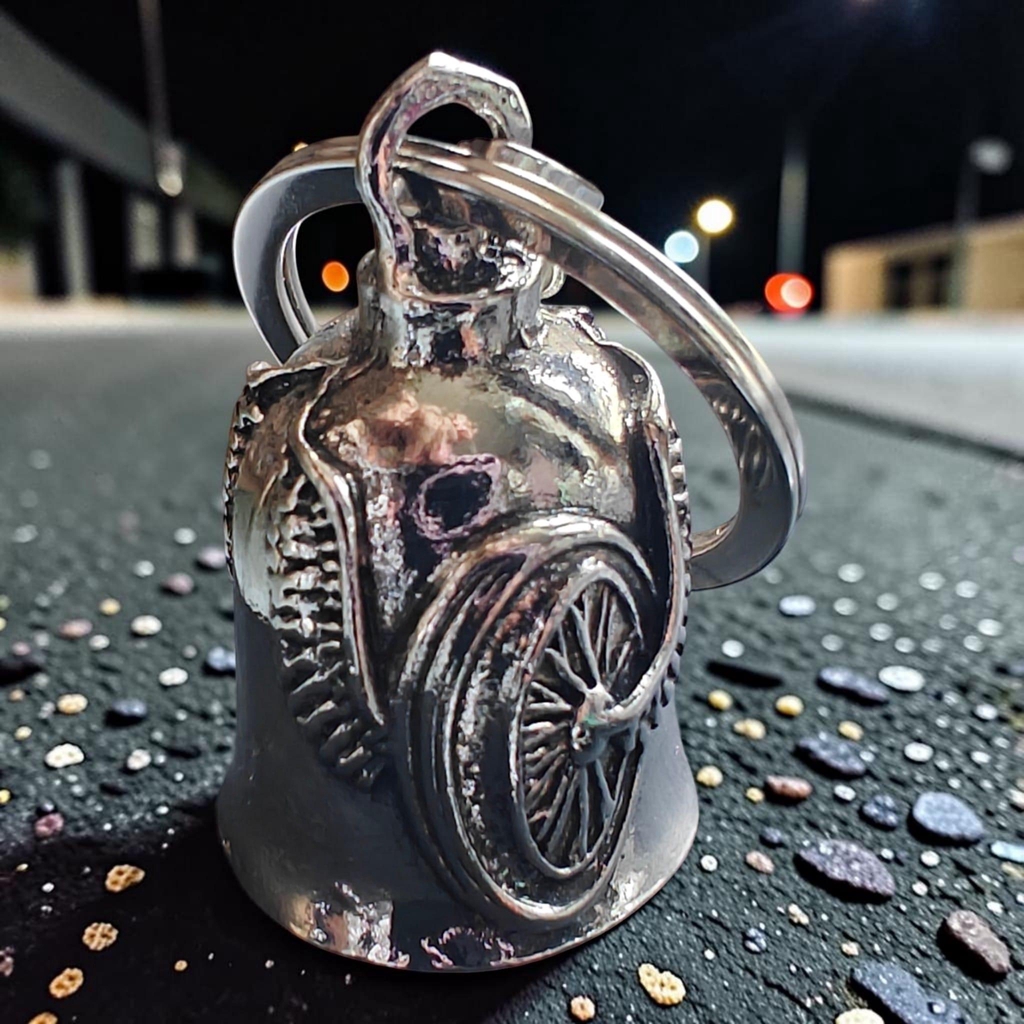 Gremlin Bell eli pirunkello on motoristin vanha suojakello. Tarinan mukaan se vangitsee tien gremlinit ja kilinä paiskaa pirulaiset takaisin asfaltille ennen kuin ne ehtivät aiheuttaa huonoa tuuria tai teknistä perkelettä.
Hellulandiassa Gremlin Bellejä metsästetään ympäri maailmaa, tilataan pieninä erinä ja teetetään omiakin. Valikoima vaihtuu jatkuvasti, eikä kaikki kellot koskaan edes päädy verkkokauppaan.
Ja muistakaa se tärkein:
Gremlin Belliä ei osteta itelle. Se annetaan lahjaksi ihmiselle, jonka haluut takaisin kotiin.
HELLULANDIA.FI
Tien piruille ei anneta vapaakyytiä