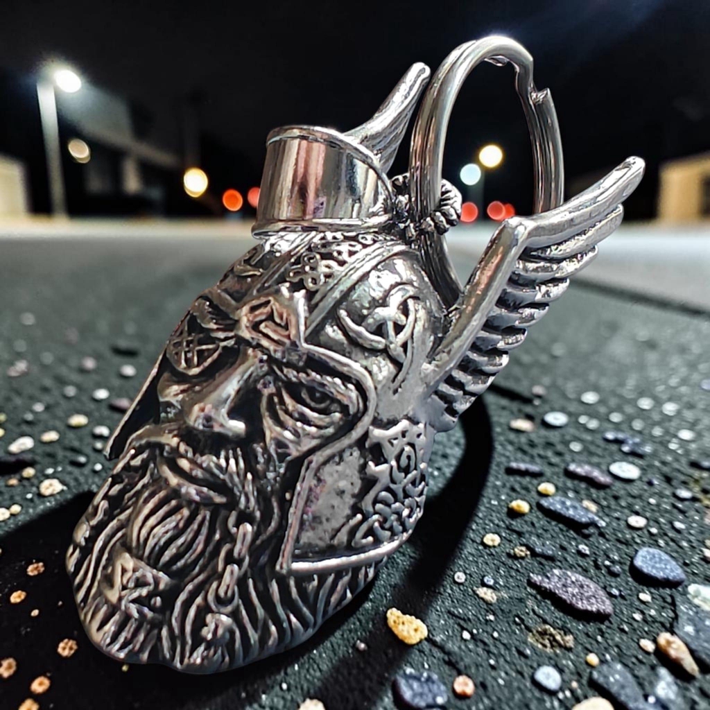 Gremlin Bell eli pirunkello on motoristin vanha suojakello. Tarinan mukaan se vangitsee tien gremlinit ja kilinä paiskaa pirulaiset takaisin asfaltille ennen kuin ne ehtivät aiheuttaa huonoa tuuria tai teknistä perkelettä.
Hellulandiassa Gremlin Bellejä metsästetään ympäri maailmaa, tilataan pieninä erinä ja teetetään omiakin. Valikoima vaihtuu jatkuvasti, eikä kaikki kellot koskaan edes päädy verkkokauppaan.
Ja muistakaa se tärkein:
Gremlin Belliä ei osteta itelle. Se annetaan lahjaksi ihmiselle, jonka haluut takaisin kotiin.
HELLULANDIA.FI
Tien piruille ei anneta vapaakyytiä