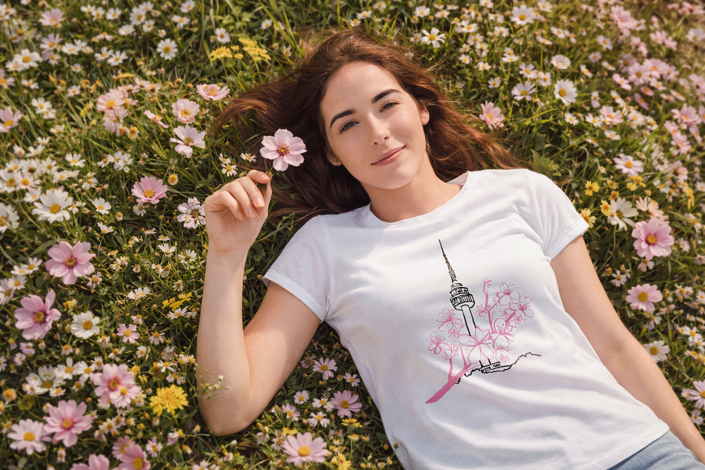 Découvrez une sélection unique de vêtements, accessoires et objets de décoration chez Red Moon Concept Store. Trouvez votre style et exprimez votre personnalité avec notre collection tendance.