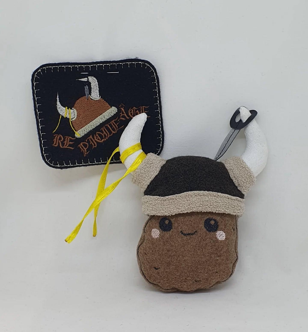 Petite patate en tissu brodé avec casque à corne