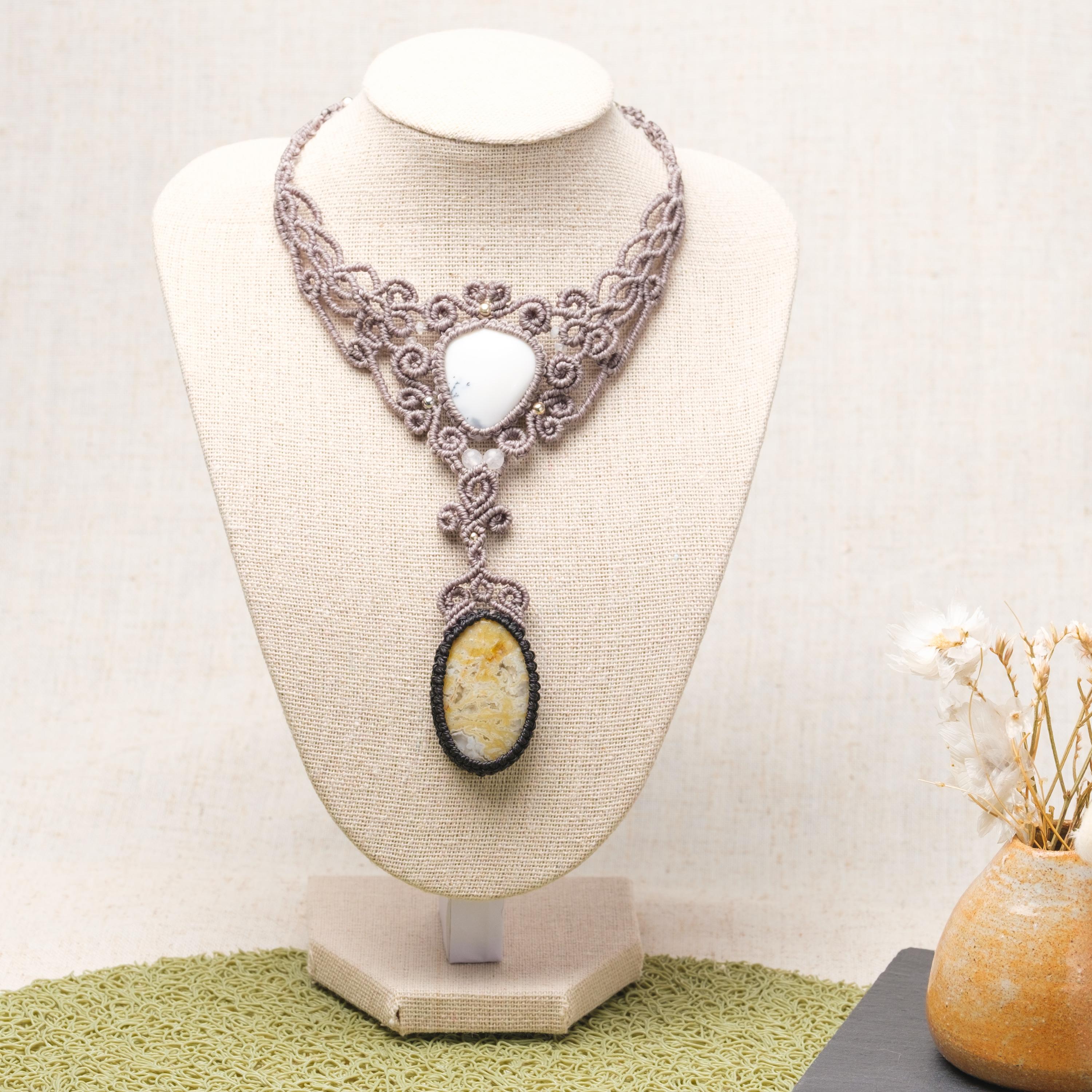 Catégorie colliers en micro-macramé