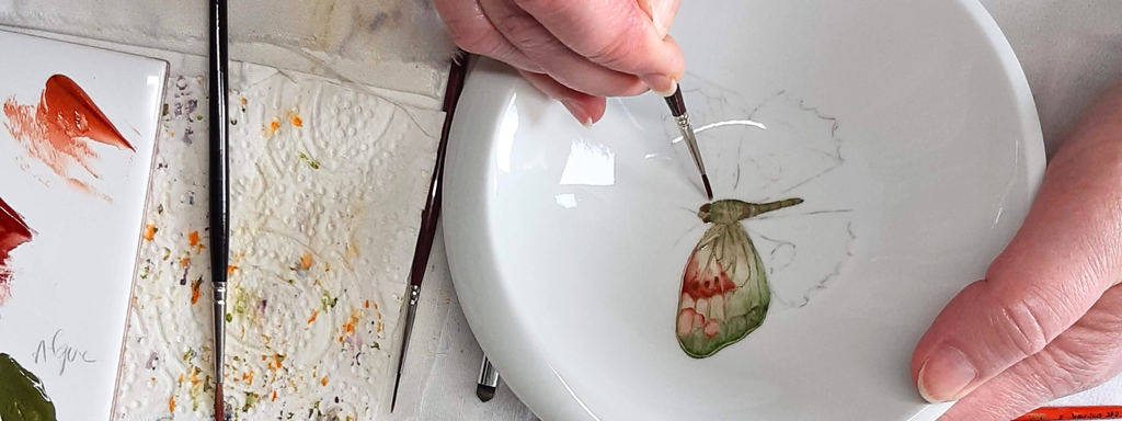 peinture en cours sur porcelaine d'un papillon Annelyse Création 