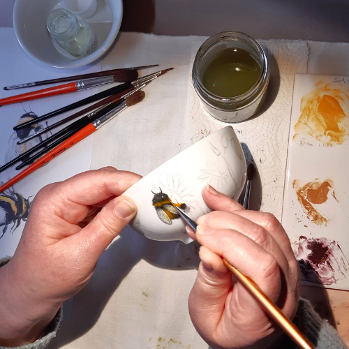 peinture d'une abeille sur porcelaine Annelyse Création 