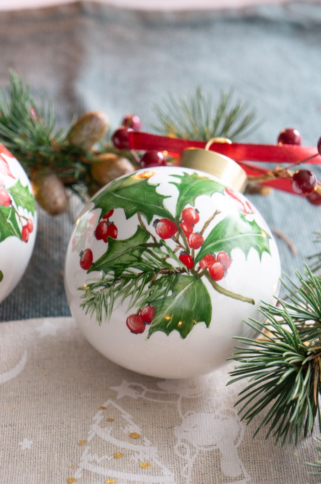 Boule de Noël en porcelaine décorée main Annelyse Création 