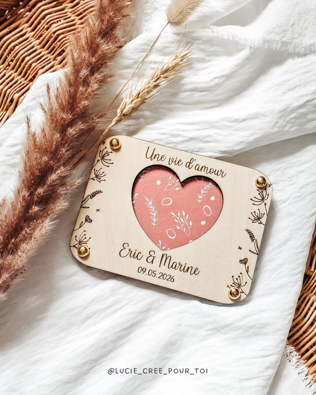 Cadeaux personnalisés en bois gravé pour mariage, baptême, communion, pacs, EVJF, EVG, anniversaire, Noël. Carte cadeau. Cintres en bois gravé. Étiquettes écocups.