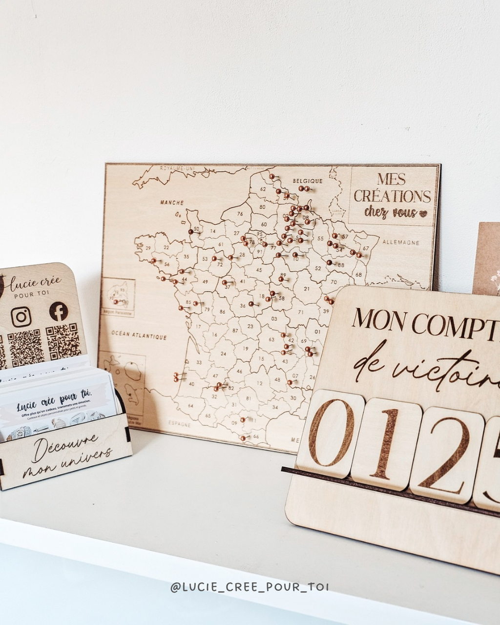 Créations personnalisées en bois gravé pour artisan, créatrice. Support à cartes de visite, compteur de commandes, carte des commandes.